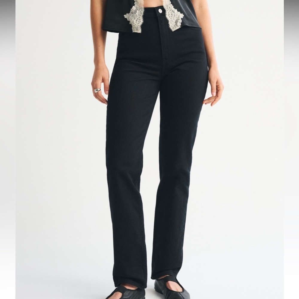 Abercrombie Curve Love Ultra High Rise 90s Straight Jean in Black